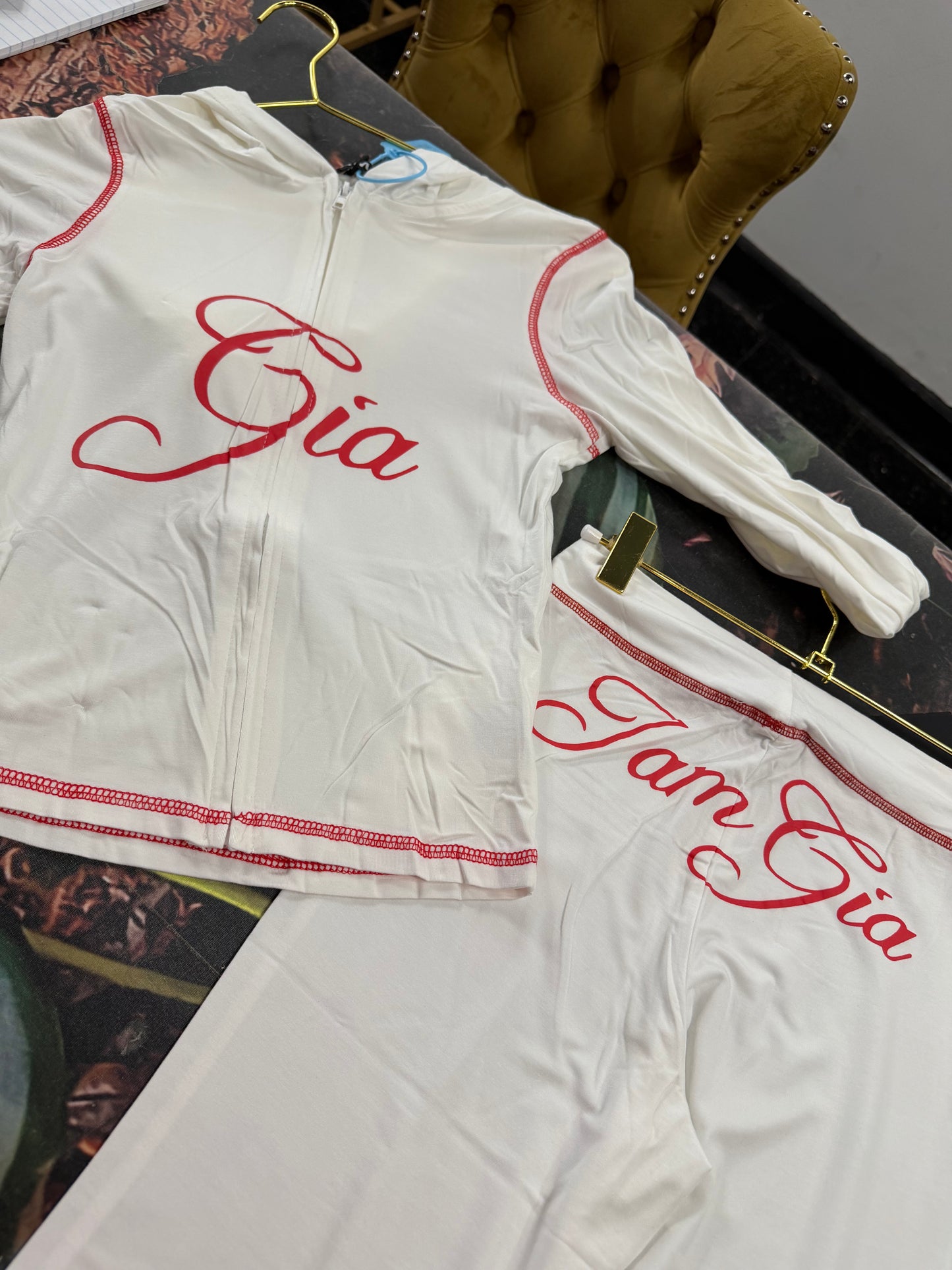 White & Red Gia